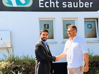 Tushaar Bhatt, der Geschäftsführer des Start-up Convaise mit Roman Altmann, stv. Geschäftsführer der Wirth Gebäudereinigung
