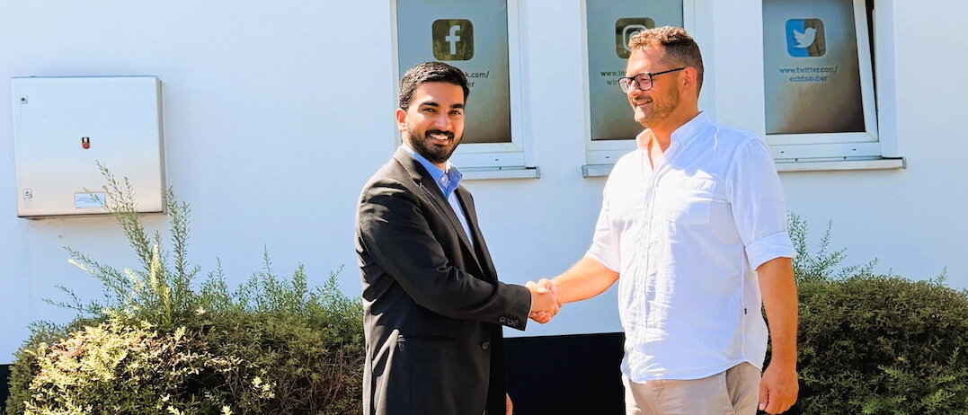 Tushaar Bhatt, der Geschäftsführer des Start-up Convaise mit Roman Altmann, stv. Geschäftsführer der Wirth Gebäudereinigung
