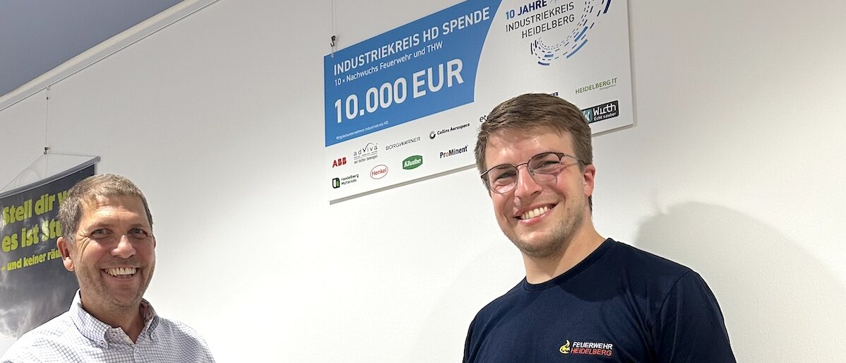 Der Vorsitzende des Industriekreis Heidelberg Jürgen Däuber mit dem Leiter der Jugendfeuerwehr Johannes Hoffmann