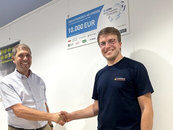 Der Vorsitzende des Industriekreis Heidelberg Jürgen Däuber mit dem Leiter der Jugendfeuerwehr Johannes Hoffmann