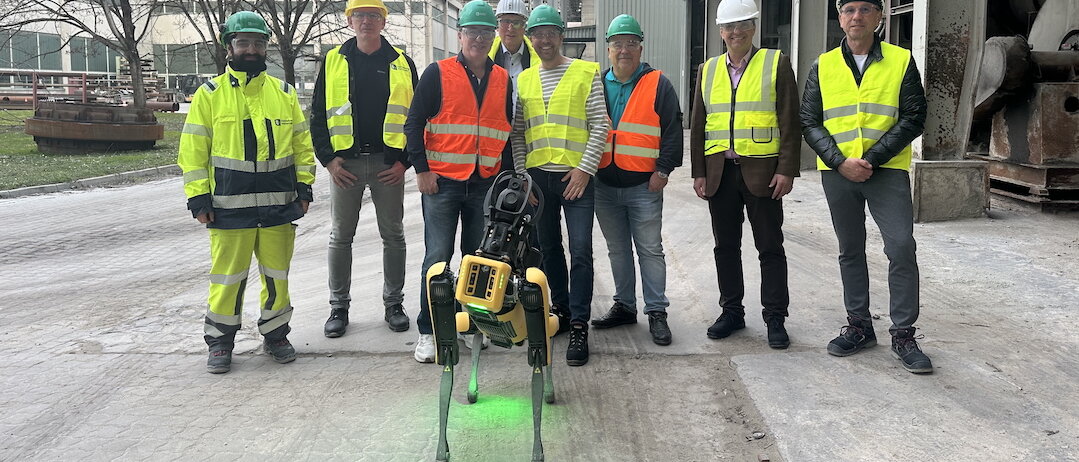 Mitglieder des Industriekreises auf dem Werksgelände von Heidelberg Materials in Leimen