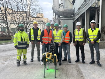 Mitglieder des Industriekreises auf dem Werksgelände von Heidelberg Materials in Leimen