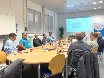 Industriekreis Mitglieder am Tisch bei der Vereinssitzung