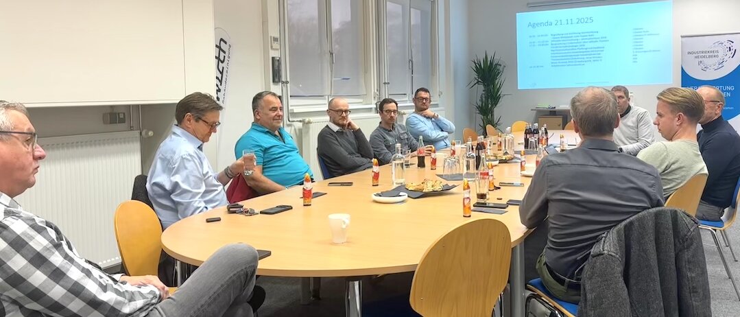 Industriekreis Mitglieder am Tisch bei der Vereinssitzung