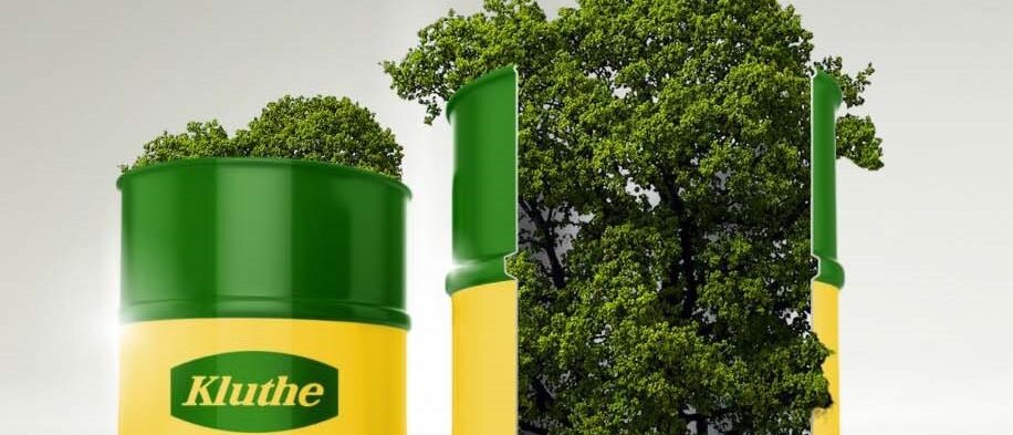 Tonnen mit Kluthe-Logo und einem Baum