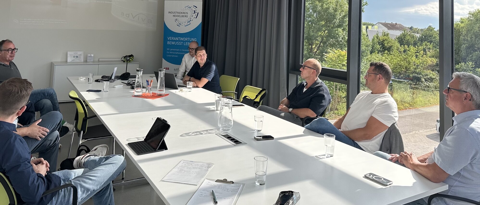 Die Mitglieder des Industriekreises am Tisch bei adViva